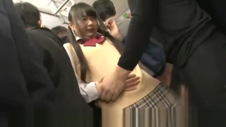 Una donna asiatica suprema fa sesso hardcore incredibile in pubblico