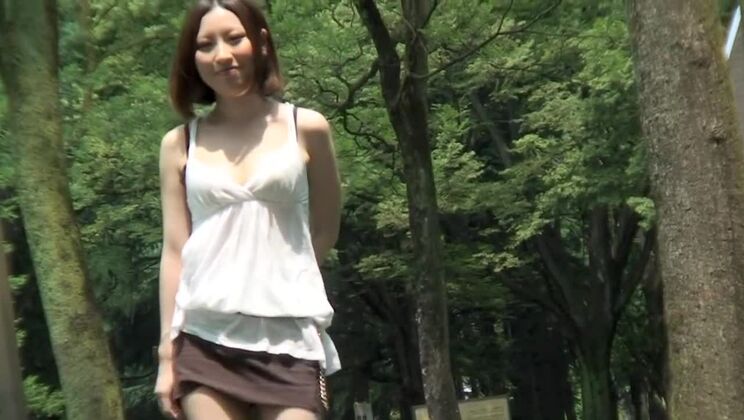 Una celestiale sgualdrina orientale si fa fare un'incredibile scopata amatoriale in pubblico