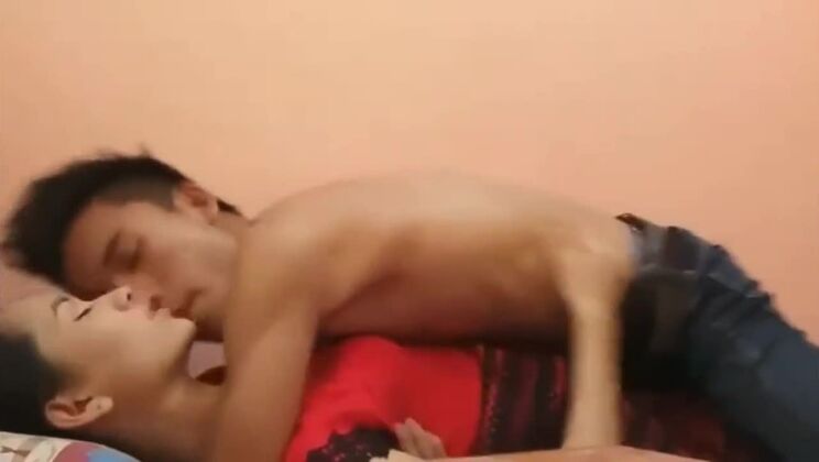 Una prostituta asiatica mora e sensuale si diverte con un sesso hardcore incredibile.