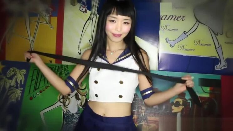 Una prostituta giapponese sexy partecipa a un film porno in cosplay.