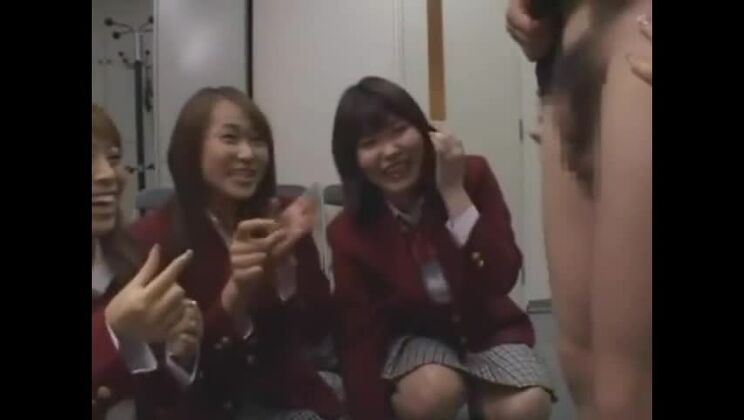 Una graziosa ragazza giapponese protagonista di un bellissimo video di sesso fetish.