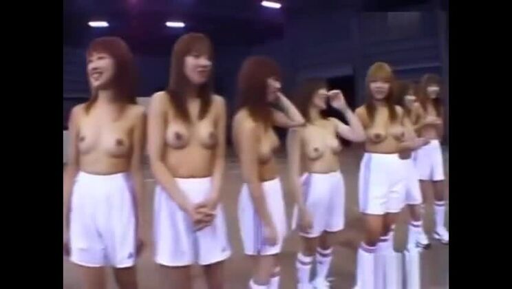 Bonny ragazza asiatica di Unhaven si mette le dita nel buco dell'amore