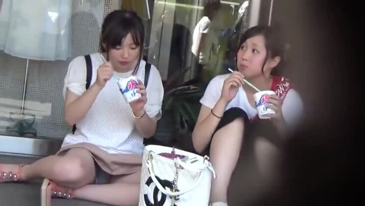 Un delizioso huzzy orientale in un luogo pubblico