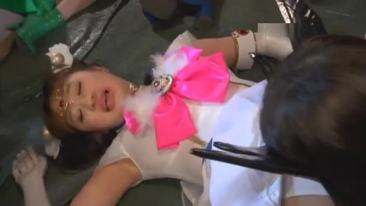 L'affascinante huzzy orientale partecipa a un film XXX in cosplay.