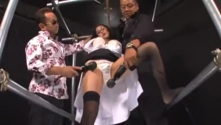 Puttana giapponese sexy in un gang bang