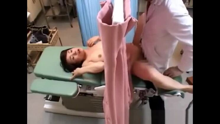 Incredibile ragazza orientale in un incredibile video di sesso medico