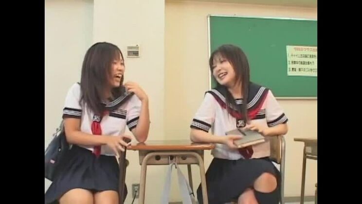 Una prostituta giapponese dal seno piccolo e grazioso ama divertirsi con feticci.