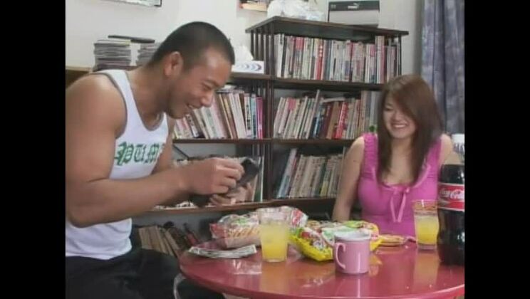 Meravigliosa prostituta giapponese dalle tette enormi in un autentico video hardcore