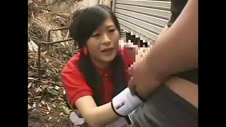 Una graziosa troia asiatica dalla pelle scura in un video di sesso davvero duro