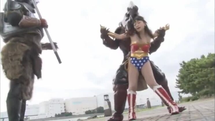 Ragazza divina che recita in un video XXX di cosplay bollente