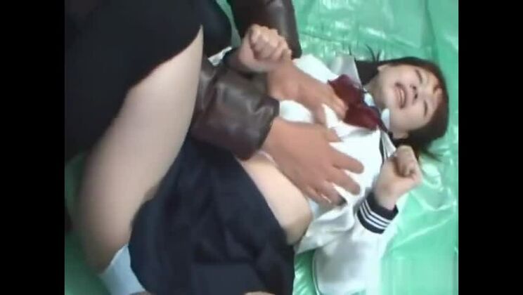 Ragazza asiatica dolce che viene scopata duramente