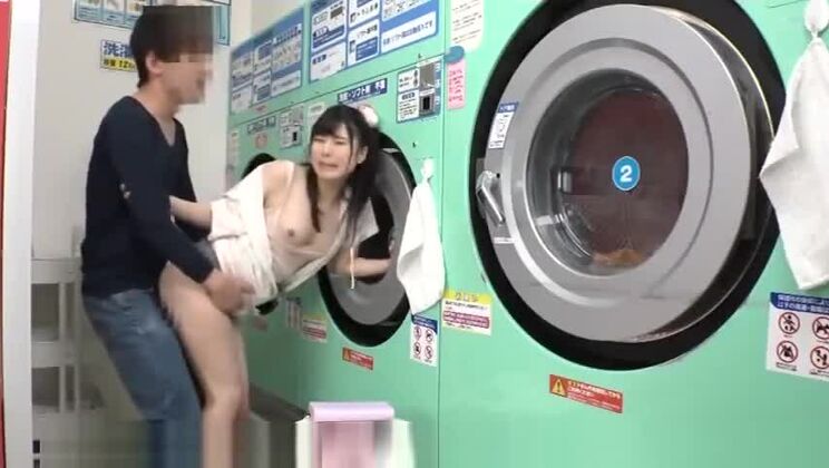 Bella donna asiatica dal seno piatto in un video porno hardcore