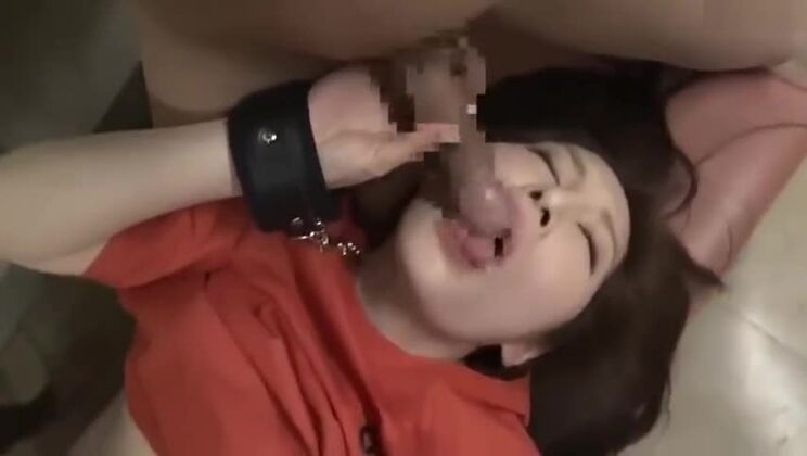 Adorabile prostituta giapponese dai capelli rossi è stata violentata da un gruppo di uomini in un luogo pubblico.