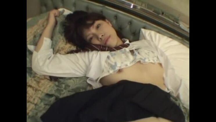 Una graziosa ragazza giapponese viene toccata con le dita