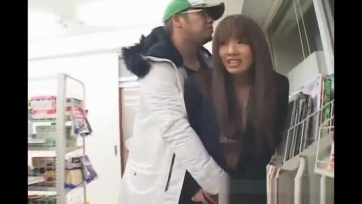 Bella prostituta giapponese che si esibisce in un video porno interrazziale