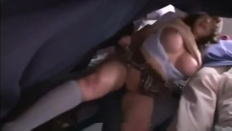 Una giapponese formosa e provocante in un film porno amatoriale in pubblico.