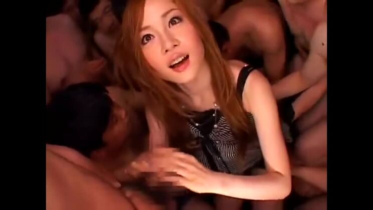 Incredibile prostituta asiatica in un'orgia da urlo