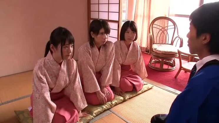 Seducente donna giapponese che viene toccata con le dita