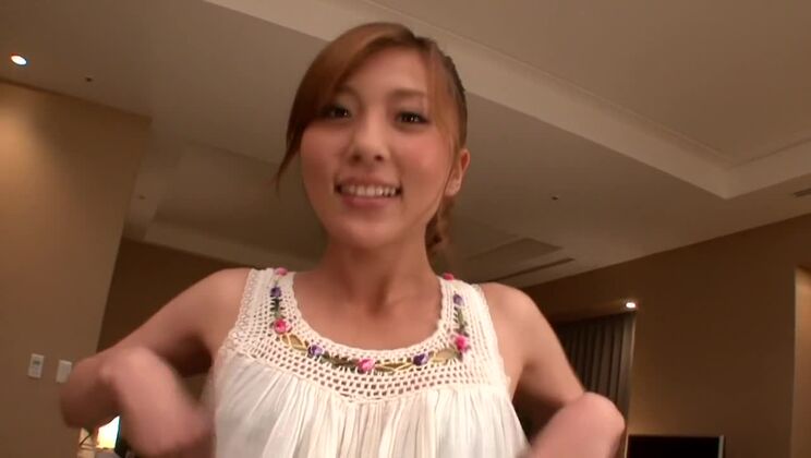 La bella asiatica Rui Sakuragi viene scopata in un fantastico porno in primo piano.