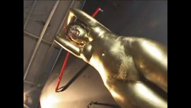 La graziosa giapponese Kasumi Uehara si esibisce in una performance fetish trasgressiva.