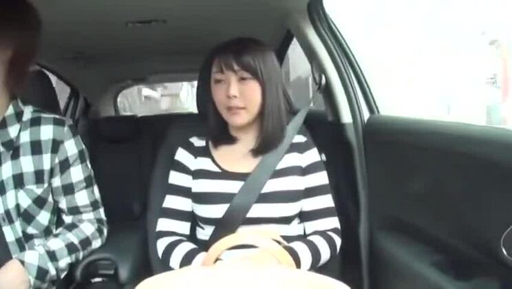 Attraente sgualdrina orientale che si esibisce in un'azione bukkake