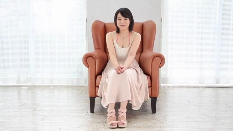 Una prostituta asiatica zuccherina vive un'esperienza di gangbang estrema