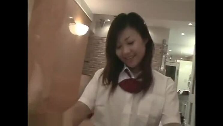 Affascinante cagna giapponese che ottiene un'insolita esperienza fetish