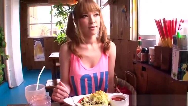 Puttana asiatica dal seno piatto e ultraterreno scopata duramente sulla spiaggia