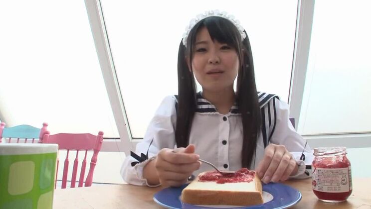 La seducente e formosa giapponese Airi Satou ha raggiunto l'orgasmo con le dita