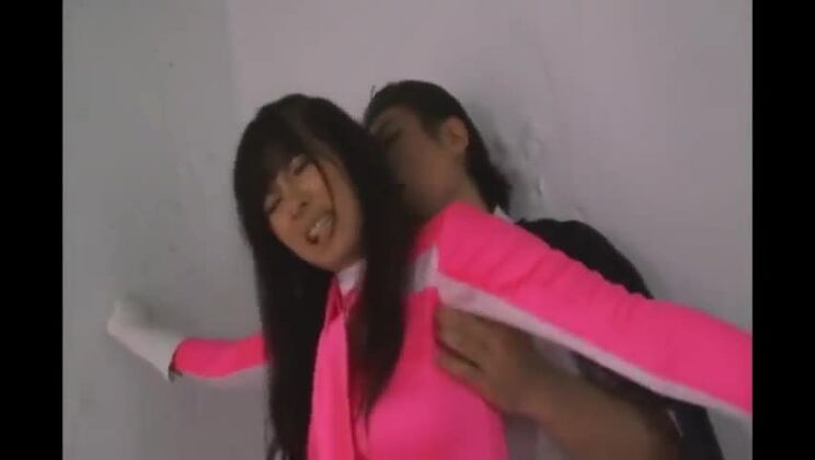 Affascinante cagna giapponese che si esibisce in un video porno fetish