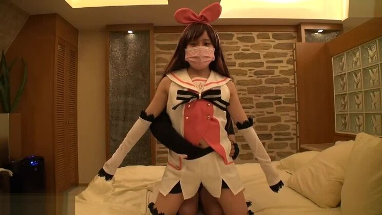 Una bellissima troia orientale dal seno piatto partecipa a un film porno in cosplay.