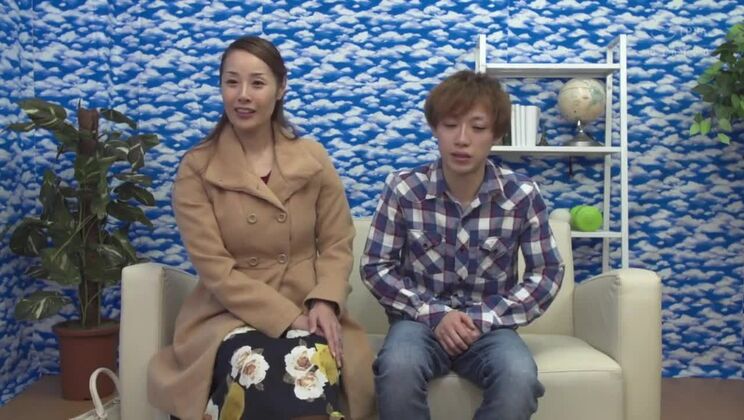 Una graziosa cagna giapponese si fa una doccia di sperma