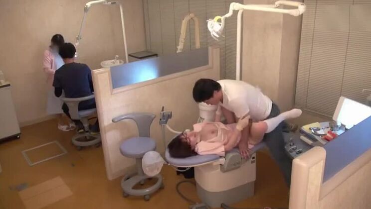 Bella troia asiatica che riceve un bukkake bollente