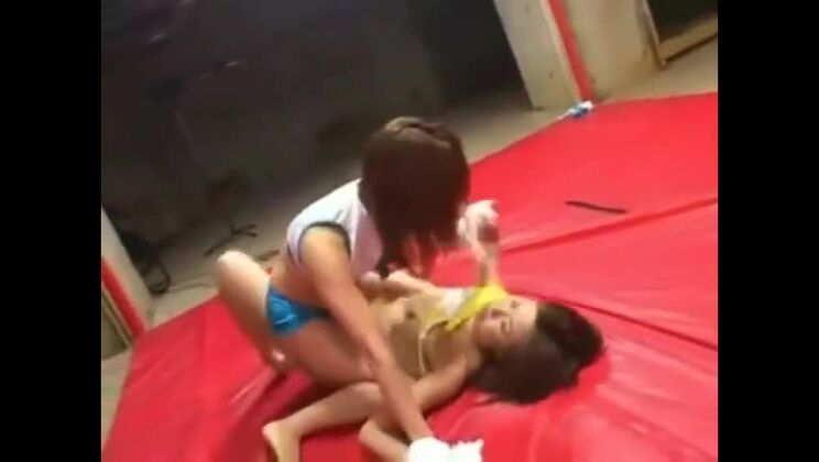 Affascinante signorina asiatica ama divertirsi con i feticci