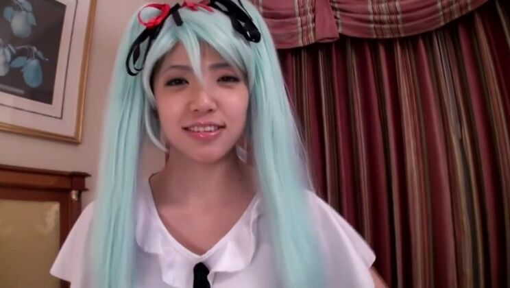 Sfacciata giapponese con la barba incolta