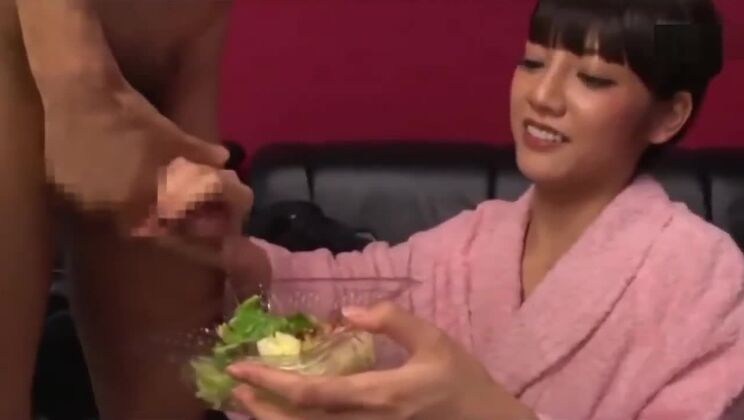 Una dolce donna orientale riceve una massiccia eiaculazione sul viso.