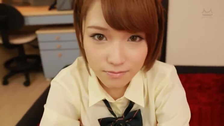 Una graziosa ragazza asiatica si esibisce in un video porno fetish