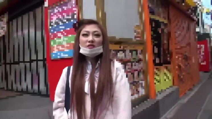 Divina torta giapponese in brutale gangbang