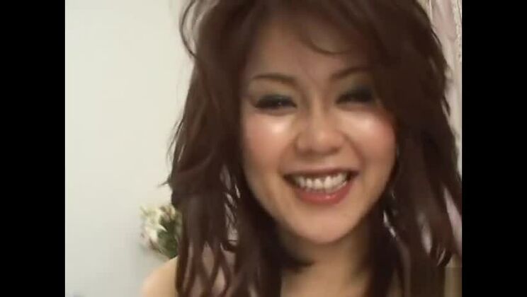 Seducente giapponese cespugliosa Megu Ayase in una selvaggia perforazione hardcore