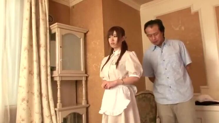 Una seducente ragazza giapponese si esibisce in un rapporto sessuale di gruppo.