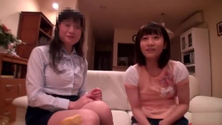 Una provocante troia giapponese dalle piccole tette si esibisce in un massaggio con lieto fine.