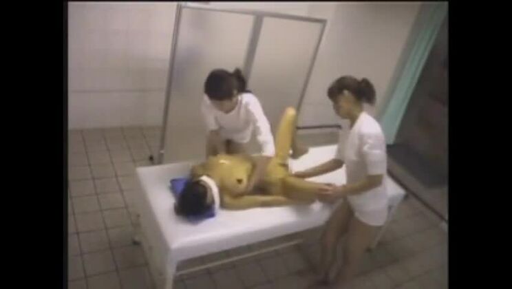 Ragazza asiatica celestiale in un film porno con massaggio all'olio