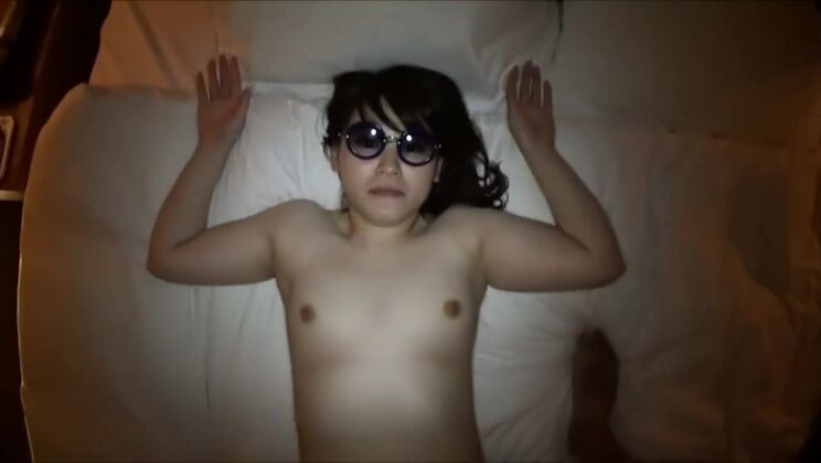 Una prostituta giapponese succosa e prosperosa si fa fare un vero massaggio erotico