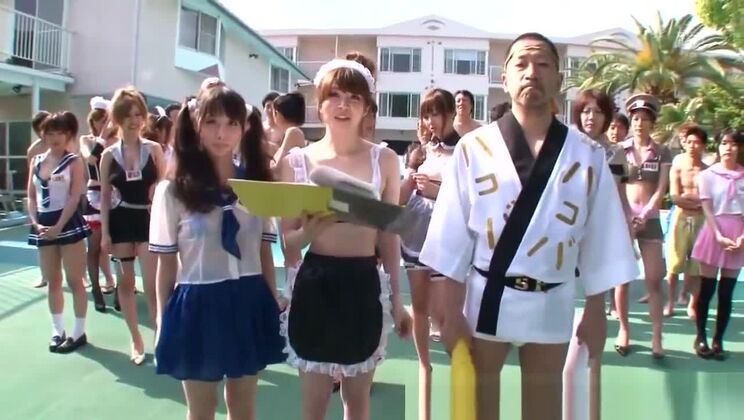 La puttana giapponese divina è innamorata di un sesso di gruppo in un luogo pubblico