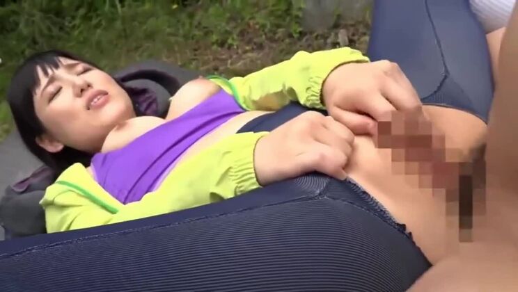 Bella troia giapponese che si esibisce in un video bukkake XXX in un luogo pubblico