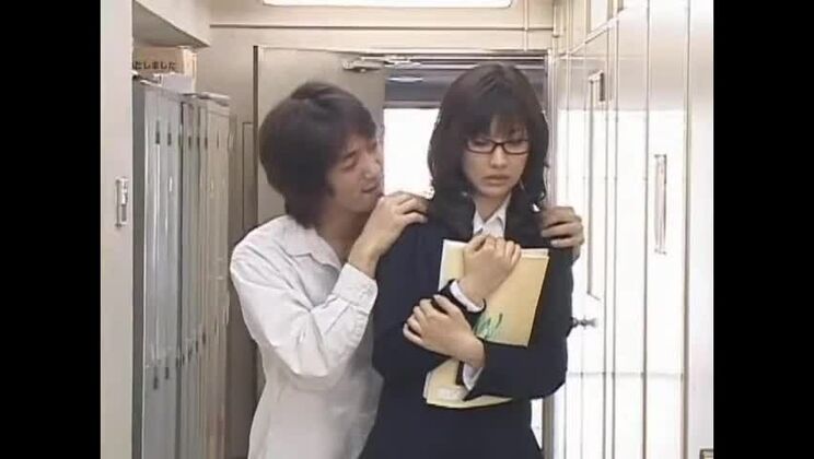 Una graziosa prostituta giapponese partecipa a un'orgia selvaggia.