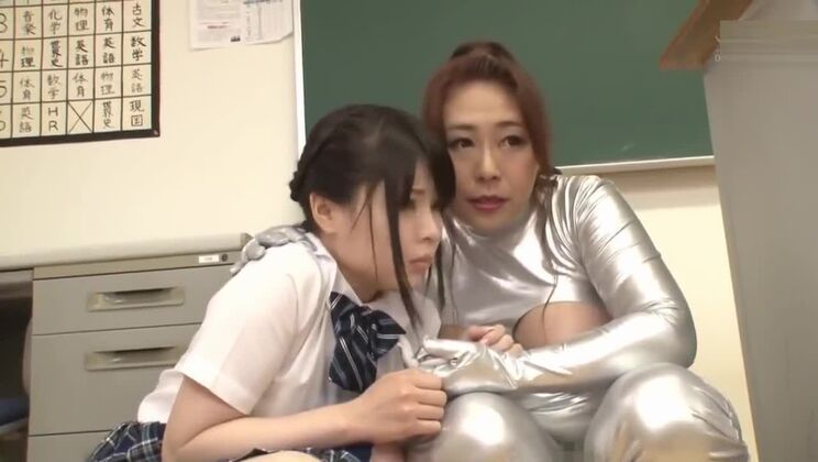 Tentatrice donna asiatica con seni naturali prosperosi in un video porno di face sitting