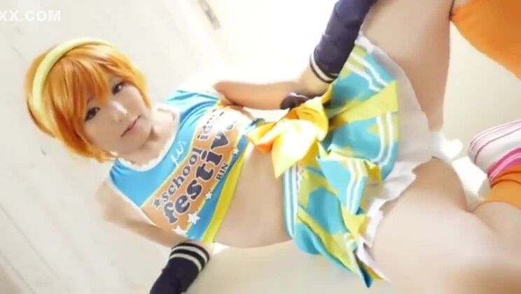 Attraente signora giapponese con piccole tette che esegue un fantastico video porno cosplay