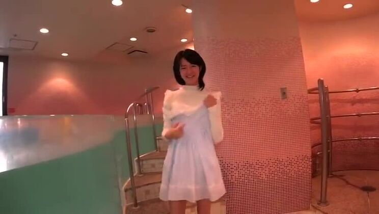 La graziosa asiatica dal seno piatto Ruri Okino