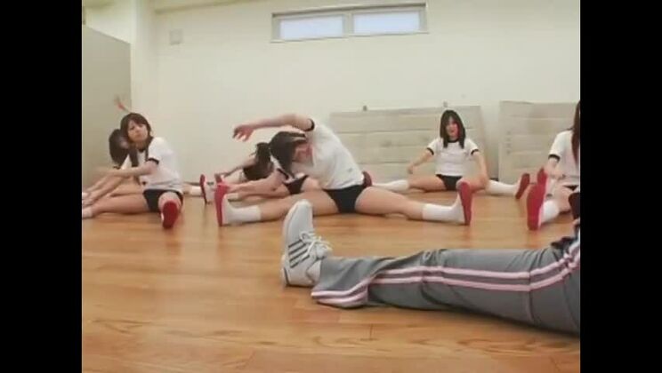 Elegante ragazza orientale in un film bukkake